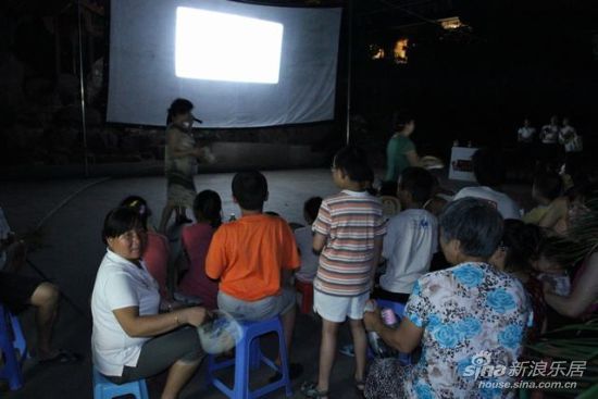 香石公寓绽放老城区 共赏露天电影