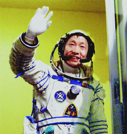 杨利伟:航天英雄冲天一飞为中华(图)