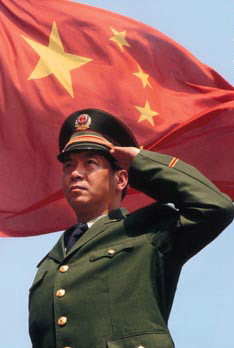 独臂英雄丁晓兵：用左手向国旗敬礼的人(图)