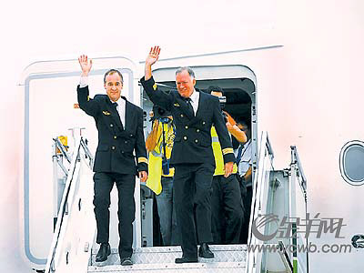 空客A380飞抵广州白云机场 南航老总登机体验