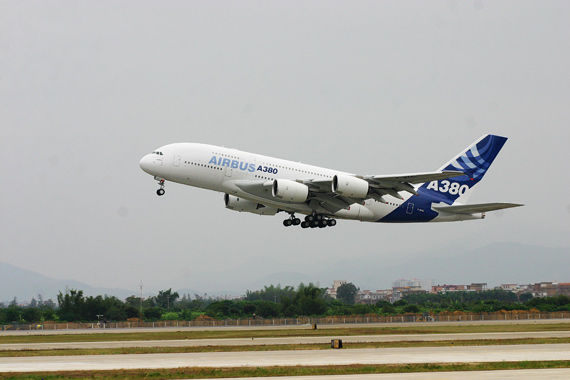 空客A380飞抵广州白云机场 南航老总登机体验