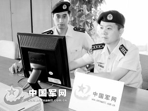 驻港部队军容整齐吸引港民到部队学叠被子(图)