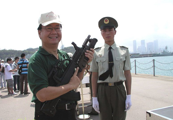 驻港部队军容整齐吸引港民到部队学叠被子(图)