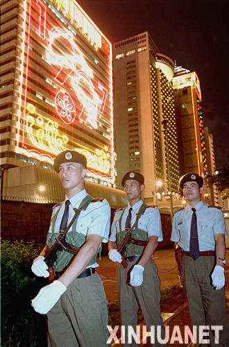 记者目睹驻港主力部队进驻香港历史性一刻(图