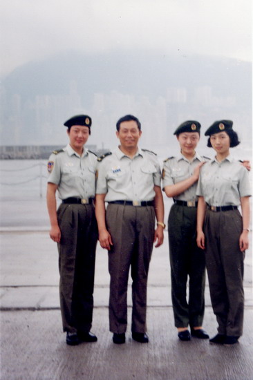 与驻港部队前政委熊自仁合影