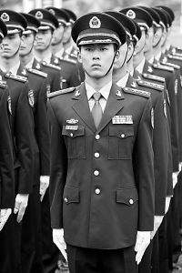 解放军07式军服研制中制作服饰样品万余套件