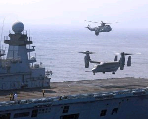 美陆战队V-22鱼鹰飞机首次在英国航母上着舰