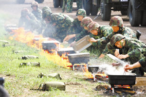 解放军模拟非洲野营村培训赴利比里亚维和部队