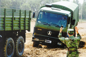 解放军模拟非洲野营村培训赴利比里亚维和部队