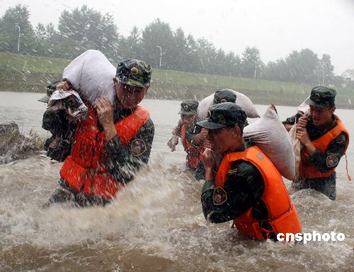 图文:济南军区装甲师组织官兵冒雨练抗洪抢险