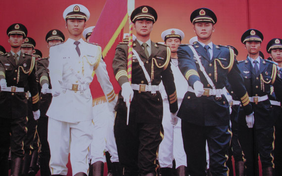 人民日报:解放军肩负起新世纪新阶段历史使命