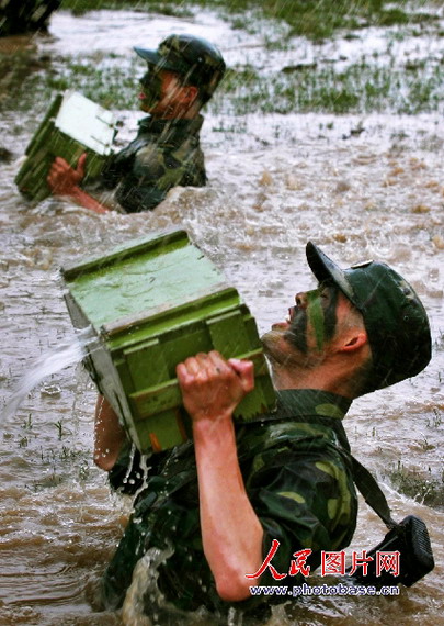 实战化训练:提高解放军战斗力的根本途径(图)
