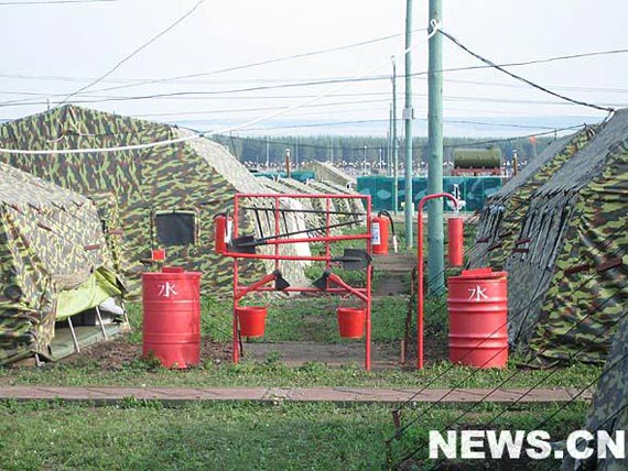 上合军演俄精锐空降特种兵执行野营村护卫任务