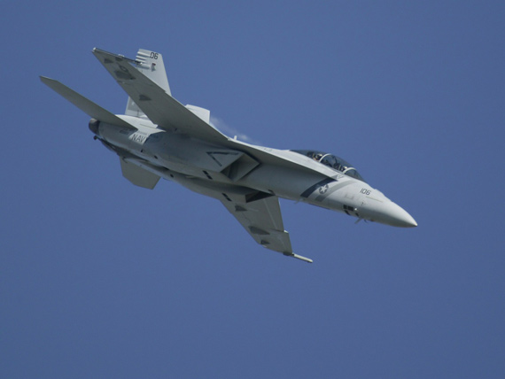 �ķ���Ա����F-18Fս����������ĸ��ѵ��(ͼ)