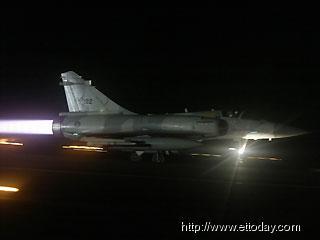 台军幻影战机进行夜间紧急升空拦截演习(图)