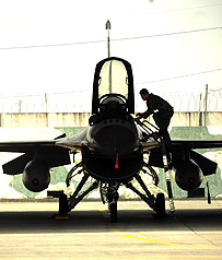 台空军演练F16战机紧急起飞展示空防实力 - 台