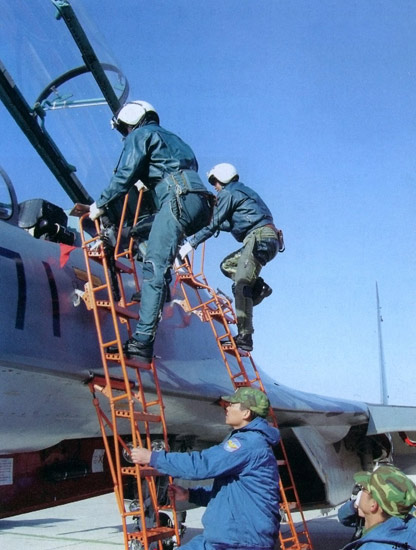 中国空军招飞今年停招复读生 限制文科生比例