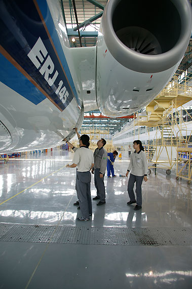 巴西航空工业公司与中航二集团合资生产