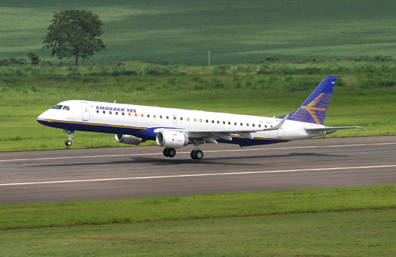 巴西航空工业公司E195客机
