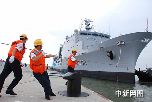 法国海军补给指挥舰访湛江中法官兵将以赛会友