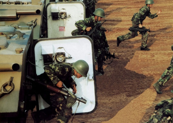 南京军区师团首长下连当兵解决基层问题(图)