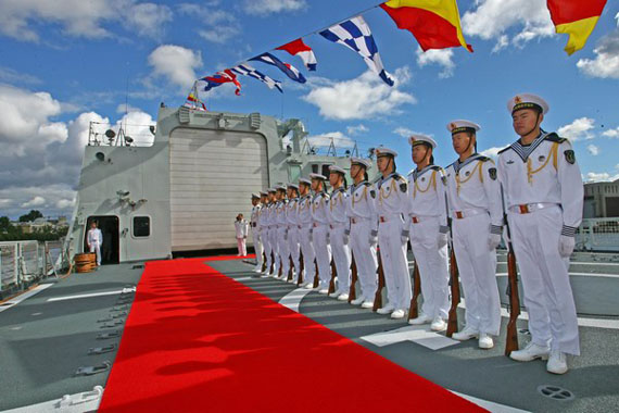 中国海军军校学员随广州号导弹驱逐舰远航欧洲