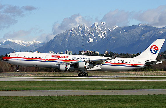 东航一架空客a340-300首次飞越北极上空(图)