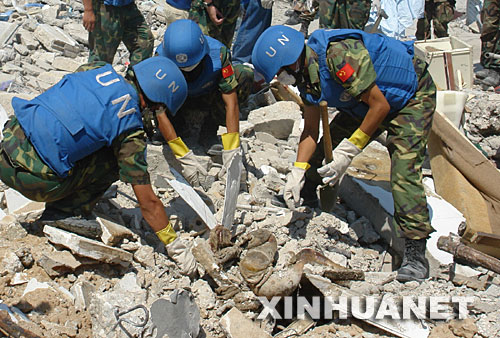 中国驻黎维和工兵冒险执行栽界桩敏感任务(图)