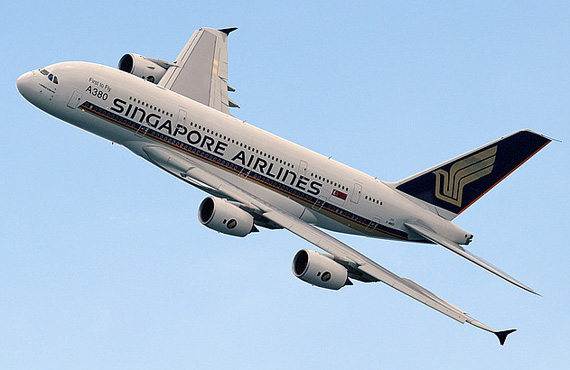 空中客车公司首架A380交付新加坡航空公司(图
