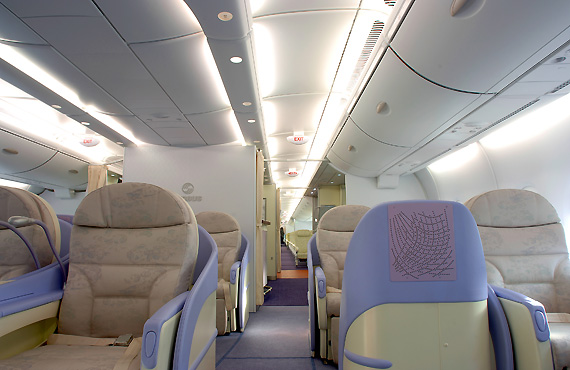 空客A380广州秀内饰南航空姐担任空乘(图)