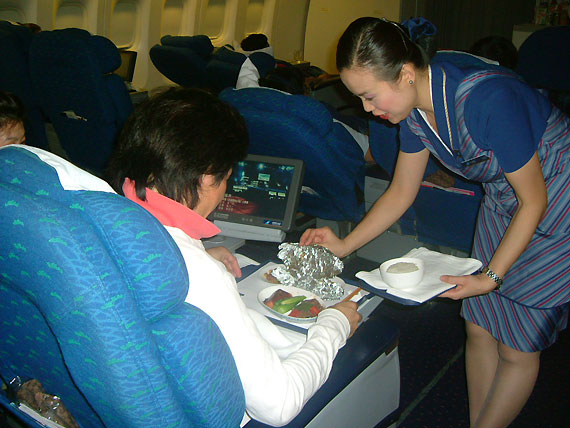 南方航空执行新航班计划金牌美食亮相客舱