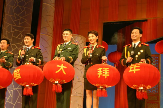 2004底,卫晨霞创办了军营大拜年节目