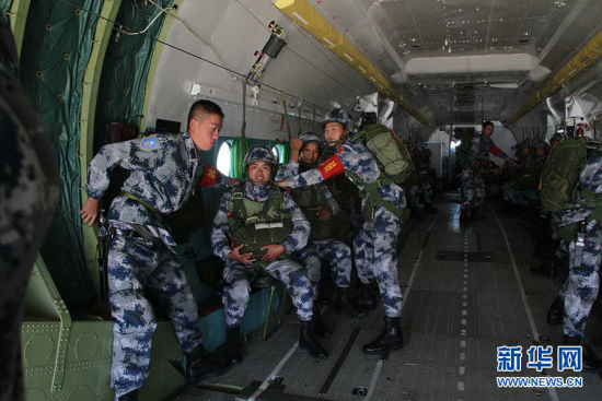 飞机尾门打开,空降兵准备。王婷 摄