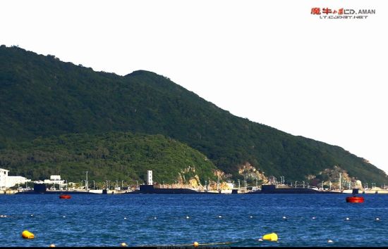 资料图:近日,网友在我国海南某军港附近拍摄到,该港内停放了多艘中国海军舰艇,其中包括数艘罕见的核潜艇,从外形上看应为1艘093型和2艘094型。(来源:超大军事 魔牛小队)