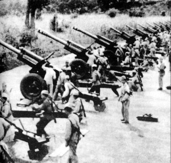 资料图:人民解放军炮兵积极练兵,随时准备炮击金门岛上的国民党军队