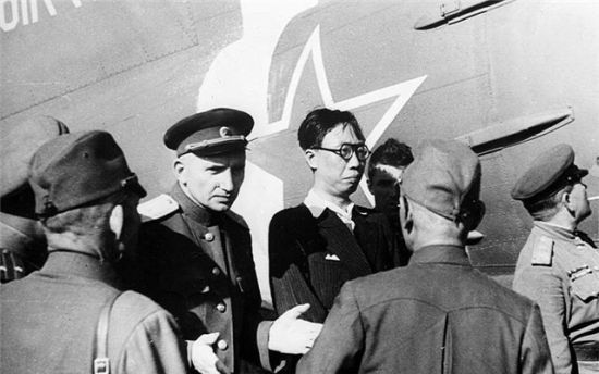 资料图:1945年8月19日,溥仪在奉天机场被苏军俘虏。