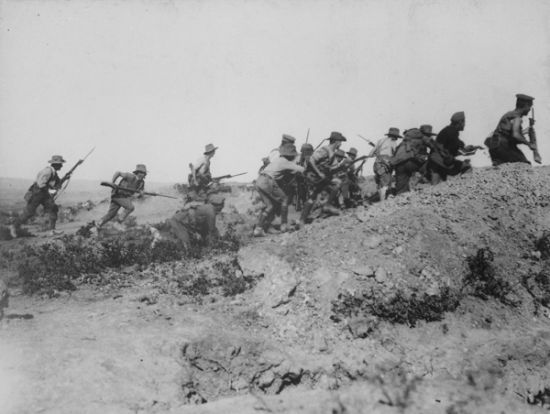 资料图:澳大利亚士兵在该战役期间的一次进攻行动