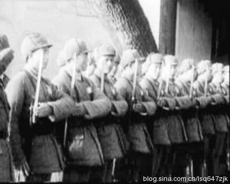 资料图:中国人民解放军最早的礼服,其实就是普通军装。这是建国初期第一代仪仗兵。