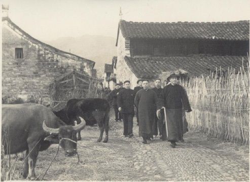 资料图:1949年,蒋介石最后一次回到老家奉化溪口。