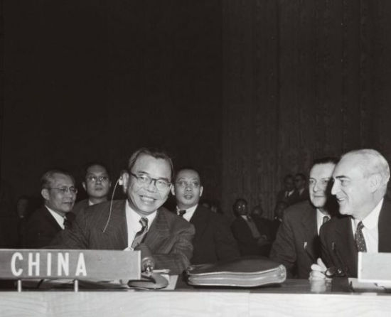 资料图:1955年,联合国大会上,中国代表蒋廷黻(左)与法国代表赫夫·阿尔方德交谈,这次大会上,蒙古申请加入联合国,蒋介石坚决投出了反对票。