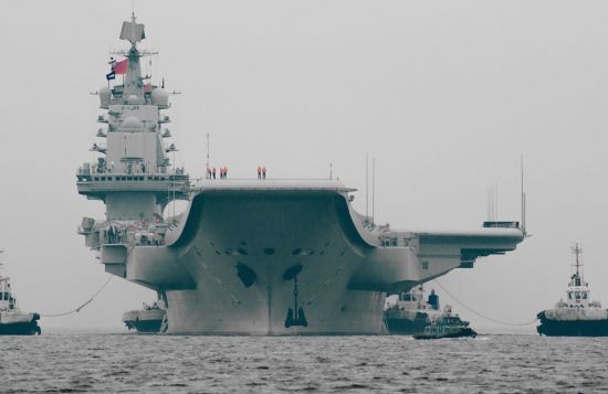资料图:中国首艘航母“辽宁舰”返回了大连港。“辽宁舰”上一次进入大连造船厂船坞是在2012年1月,据分析“辽宁舰”试航至今已近两年半,有可能返回造船厂进行中期维护保养。图为网友拍到的返回大连港口的辽宁舰航母