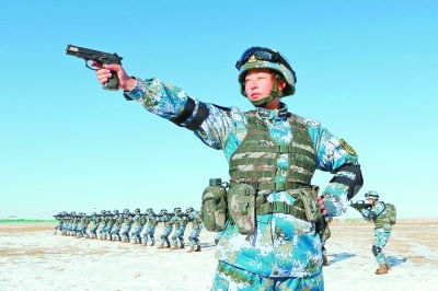 首次赴塞北草原参加寒训,女陆战队员实弹射击成绩令人刮目相看。