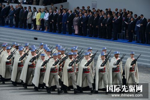 资料图:7月14日,法国国庆日阅兵纪念一战爆发百年