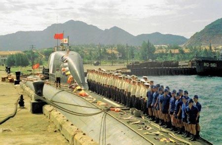 资料图:1982年,一艘苏军核潜艇停靠金兰湾
