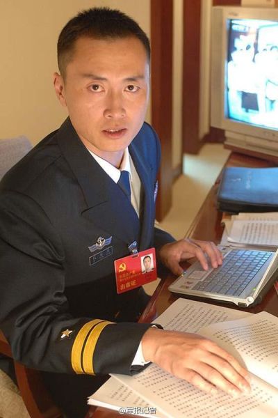 资料图:中国海军首位航母舰载战斗机英雄试飞员亮相