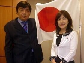 资料图:山田一成与稻田朋美合影。