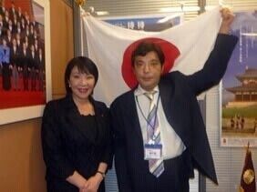 资料图:山田一成与高市早苗合影。