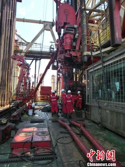 “海洋石油981”深水钻井平台上的司钻室外,平台工人正在做起下防喷前准备工作。(中国新闻网刘辰瑶摄)