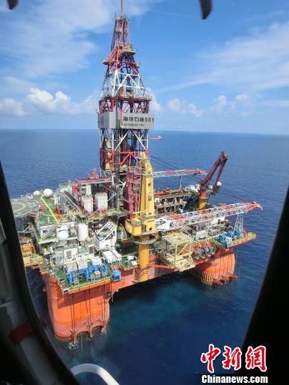 透过直升机玻璃的“海洋石油981”深水钻井平台全貌。(中国新闻网刘辰瑶摄)