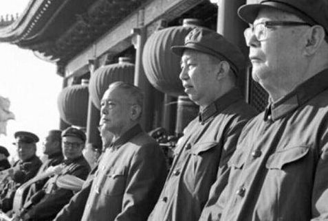 资料图:华国锋与叶剑英